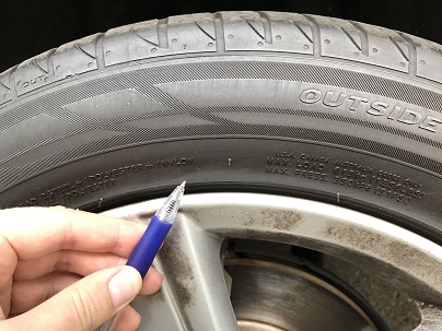 Beschädigter Reifen an einem VW Golf