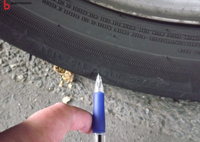 Beschädigungen am Reifen eines VW Crafter.