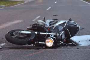 Rutscht ein Motorrad nach einem Unfall über die Straße, hat das Fahrzeug an mindestens drei Stützpunkten Kontakt mit der Straße.