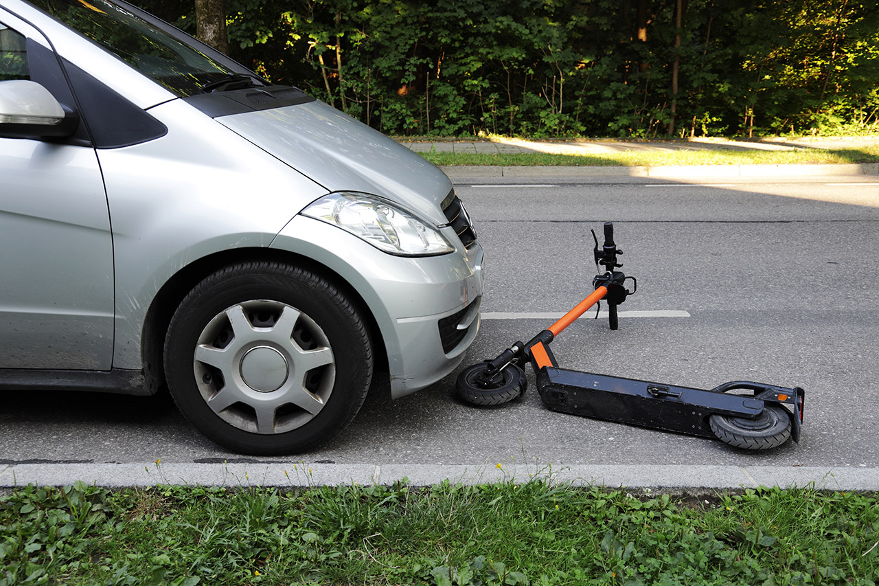 Wichtige Infos zu Unfällen mit E-Bikes und E-Scootern. Wie geht man nach einem Verkehrsunfall mit einem E-Bike oder E-Scooter vor?