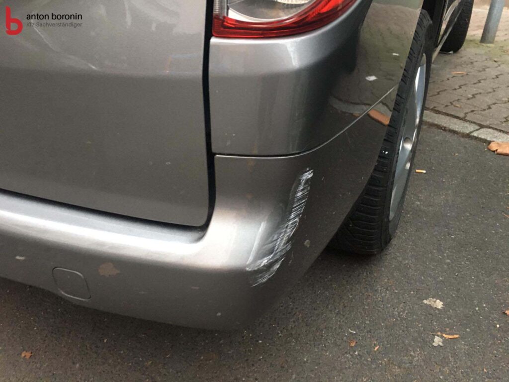 Lackschäden an der hinteren Stoßstange eines Minivans.