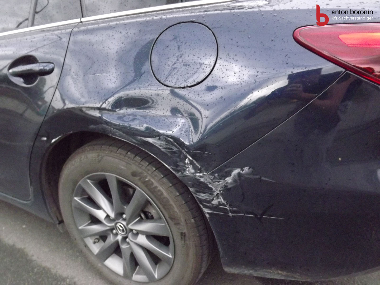 Bild 1: Mittelstarker Schaden an einem Mazda 6