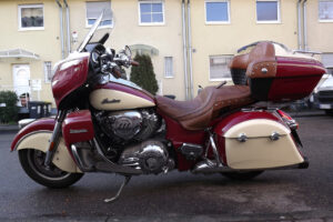 Kfz-Gutachten auf einem Parkplatz in der Nähe Ihres Hauses - hier: Motorrad Indian Roadmaster