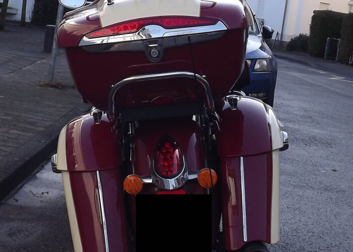 Aufnahme eines Lifestyle-Motorrads Indian Roadmaster von hinten