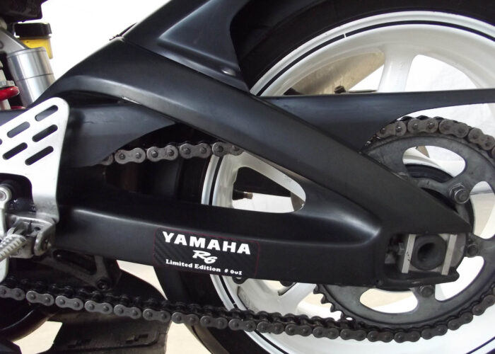 Das Bild zeigt die Hinterradaufhängung und den Antriebsriemen eines Motorrads.