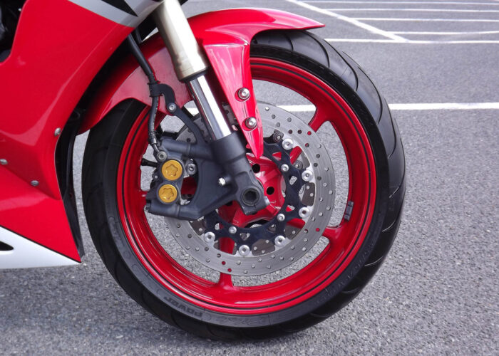 Das Bild zeigt das Vorderrad mit Felge und Reifen eines Motorrads.