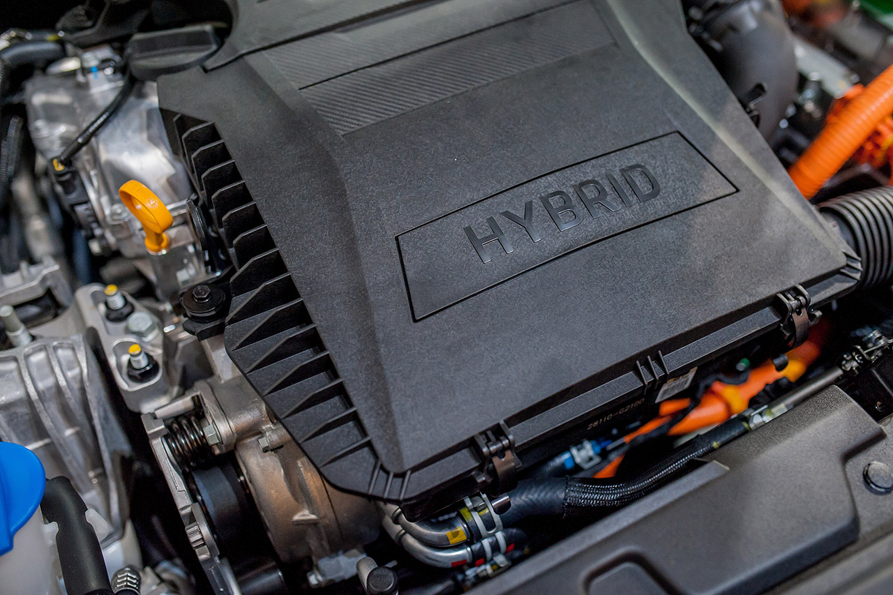 Blick in den Motorraum eines Hybrid-Autos