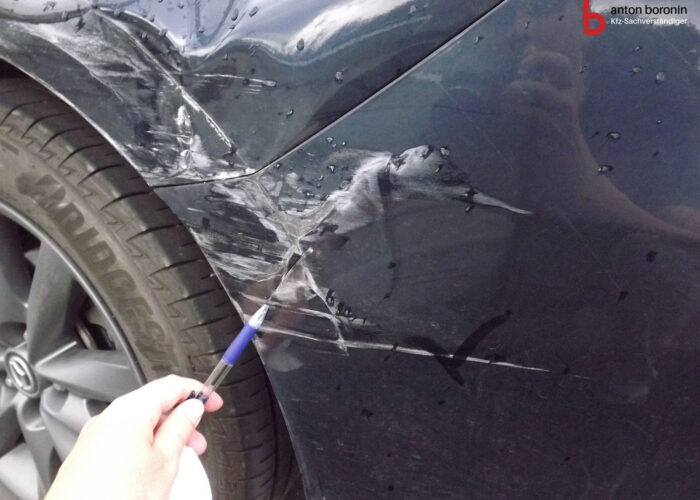 Massiver Schaden am hinteren Kotflügel und Heckbereich an einem Mazda 6.
