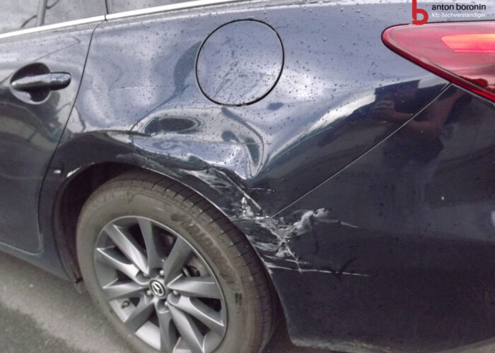 Massiver Schaden am hinteren Kotflügel und Heckbereich an einem Mazda 6.