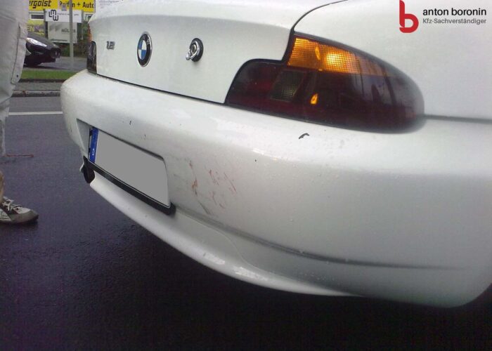 Schaden an der hinteren Stoßstange eines BMW Z3 nach einem Auffahrunfall mit geringer Geschwindigkeit.